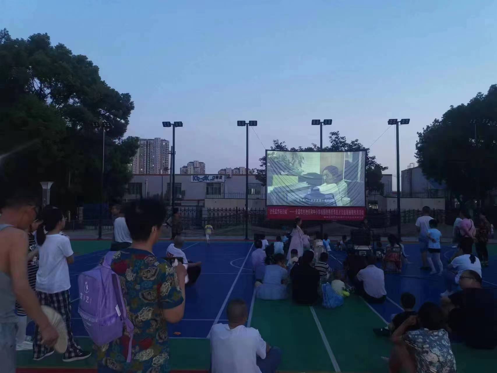 消夏节电影播放中