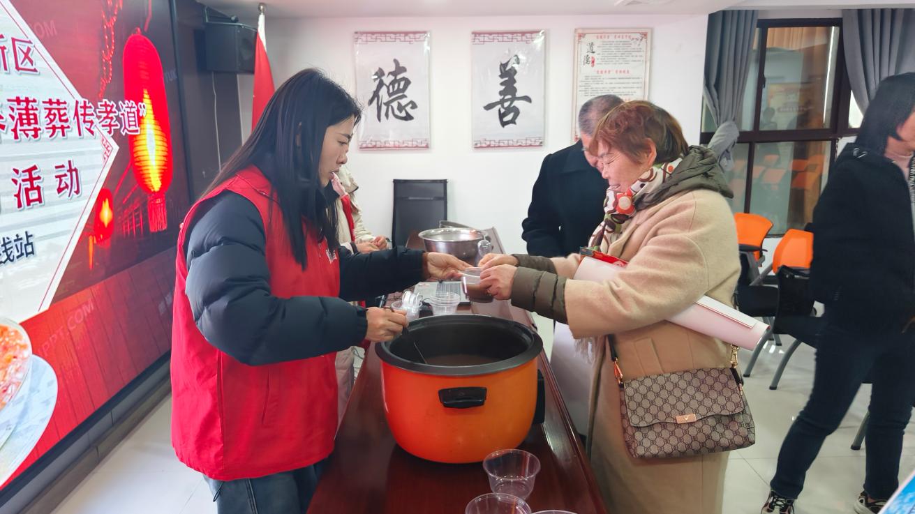 工作人员给大家奉粥