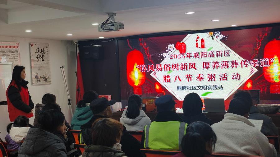 大家认真听工作人员对后养薄葬的科普宣传。