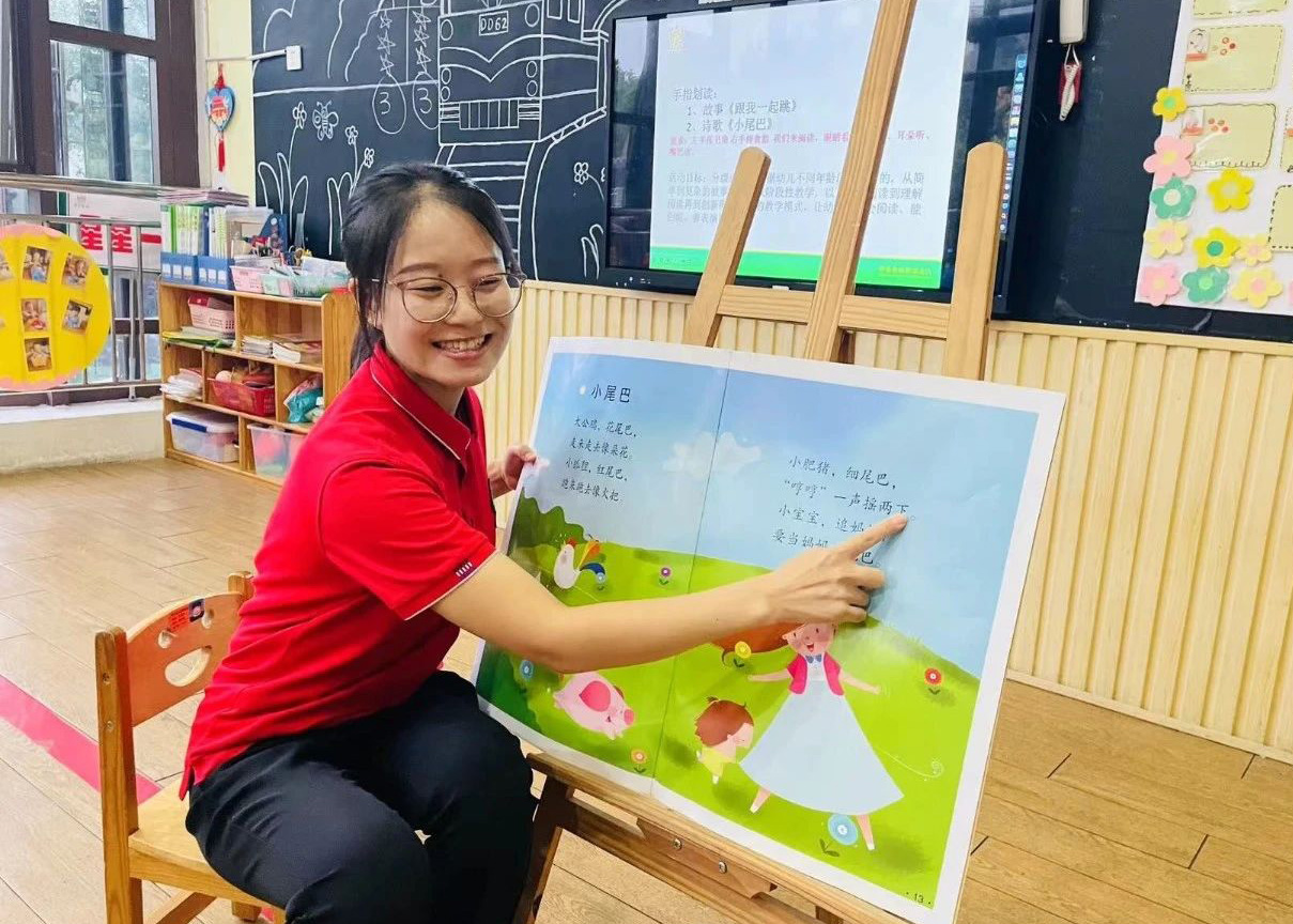 老师给孩子们讲解绘本内容