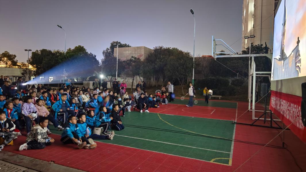 影片吸引了很多小学生观看