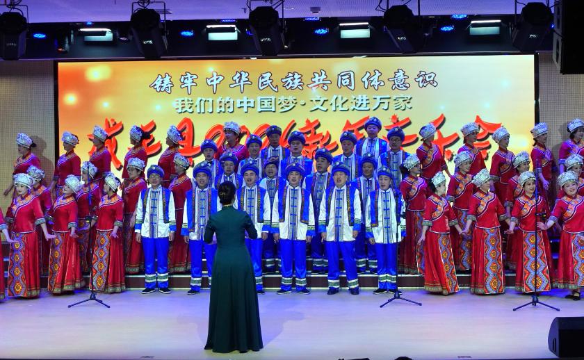 土家民歌混声合唱《唱起山歌送情郎》《白布帕儿五尺长》
   指挥：杨竣方，钢琴伴奏：吴亚军。
