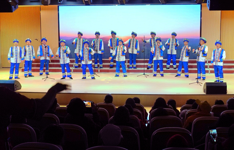 混声合唱《土家汉子》    演唱：县民族合唱团男声部
