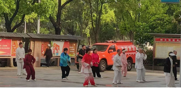 东风太极队晨练